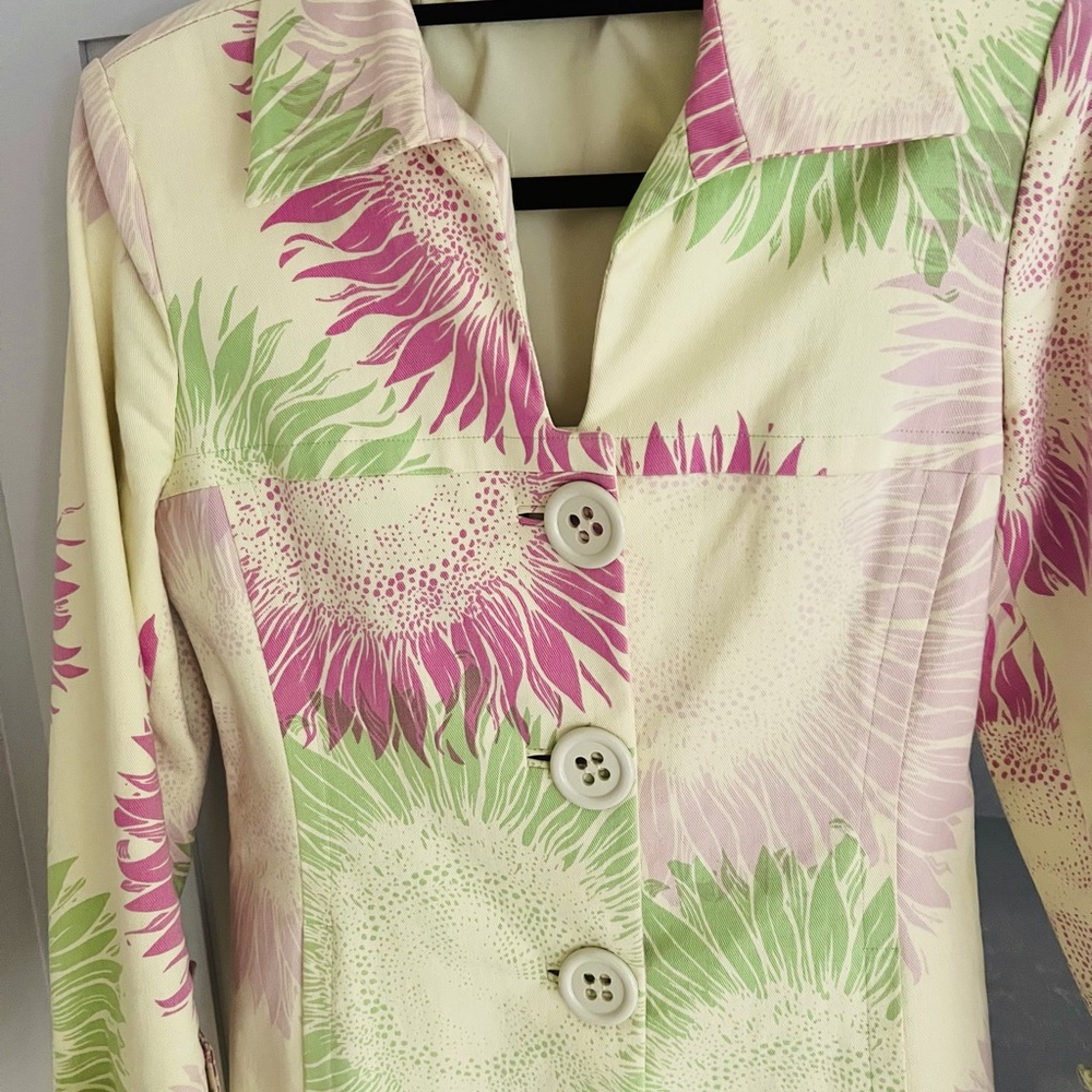 Gorgeous fitted coat, side pockets-LIKE NEW CONDITION! - Picture 5 of 5